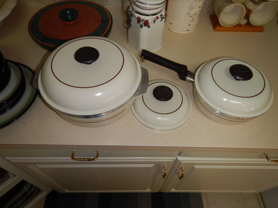 Sold at Auction: Aluminum Cookware Pots w/ Lids